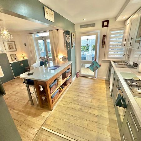 Garden Cottage - 3 Bedroom Close To Town And Beach 본머스 외부 사진