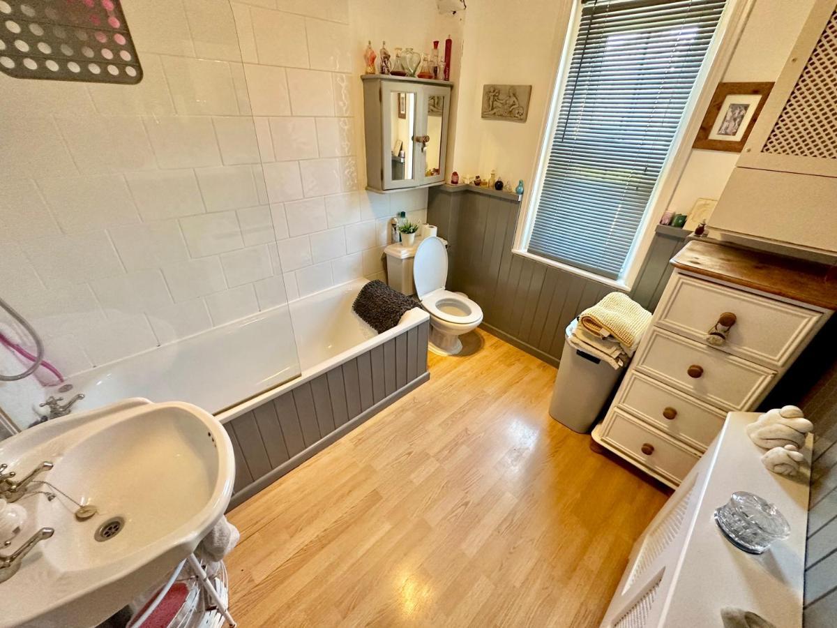 Garden Cottage - 3 Bedroom Close To Town And Beach 본머스 외부 사진