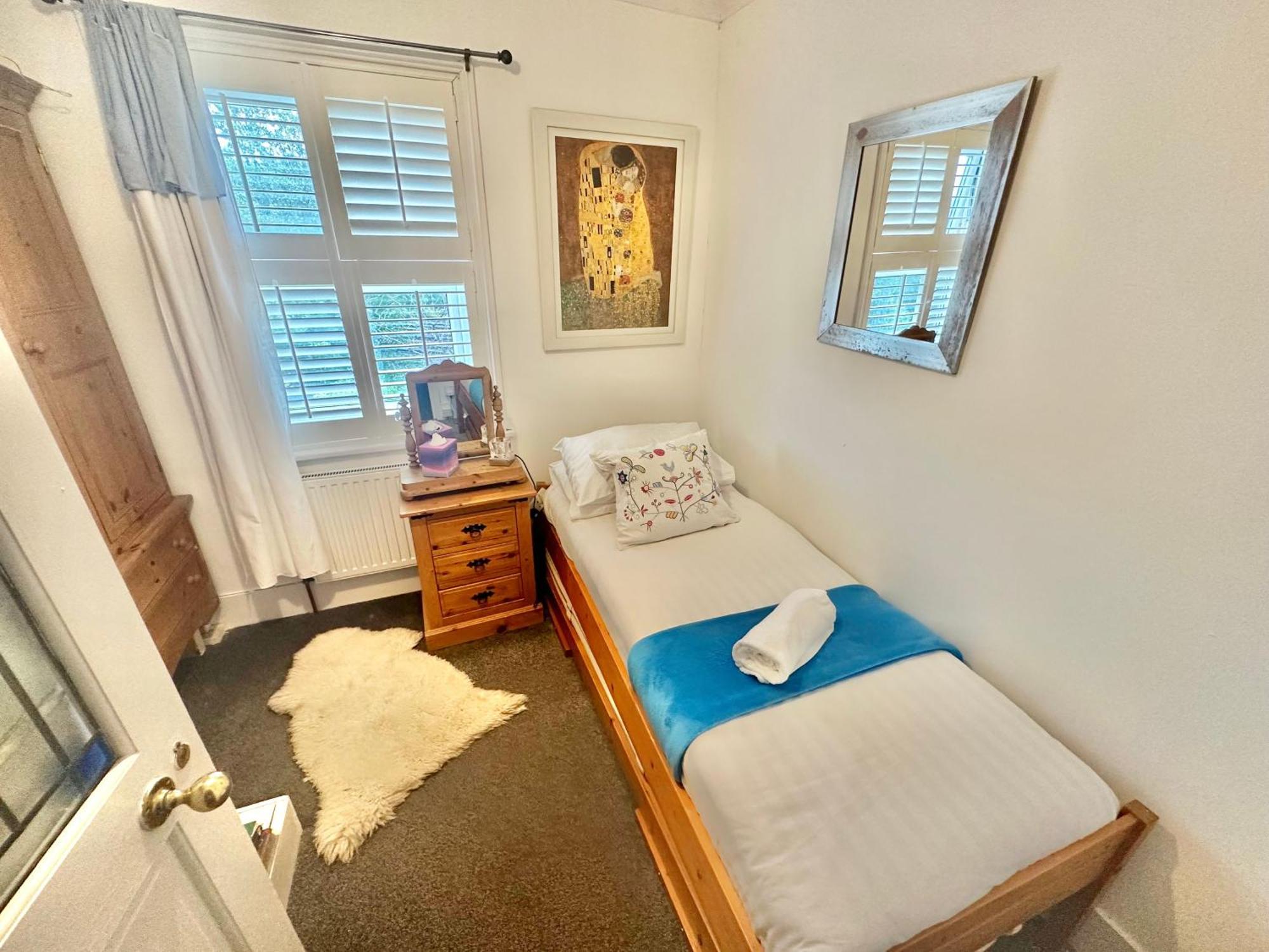 Garden Cottage - 3 Bedroom Close To Town And Beach 본머스 외부 사진