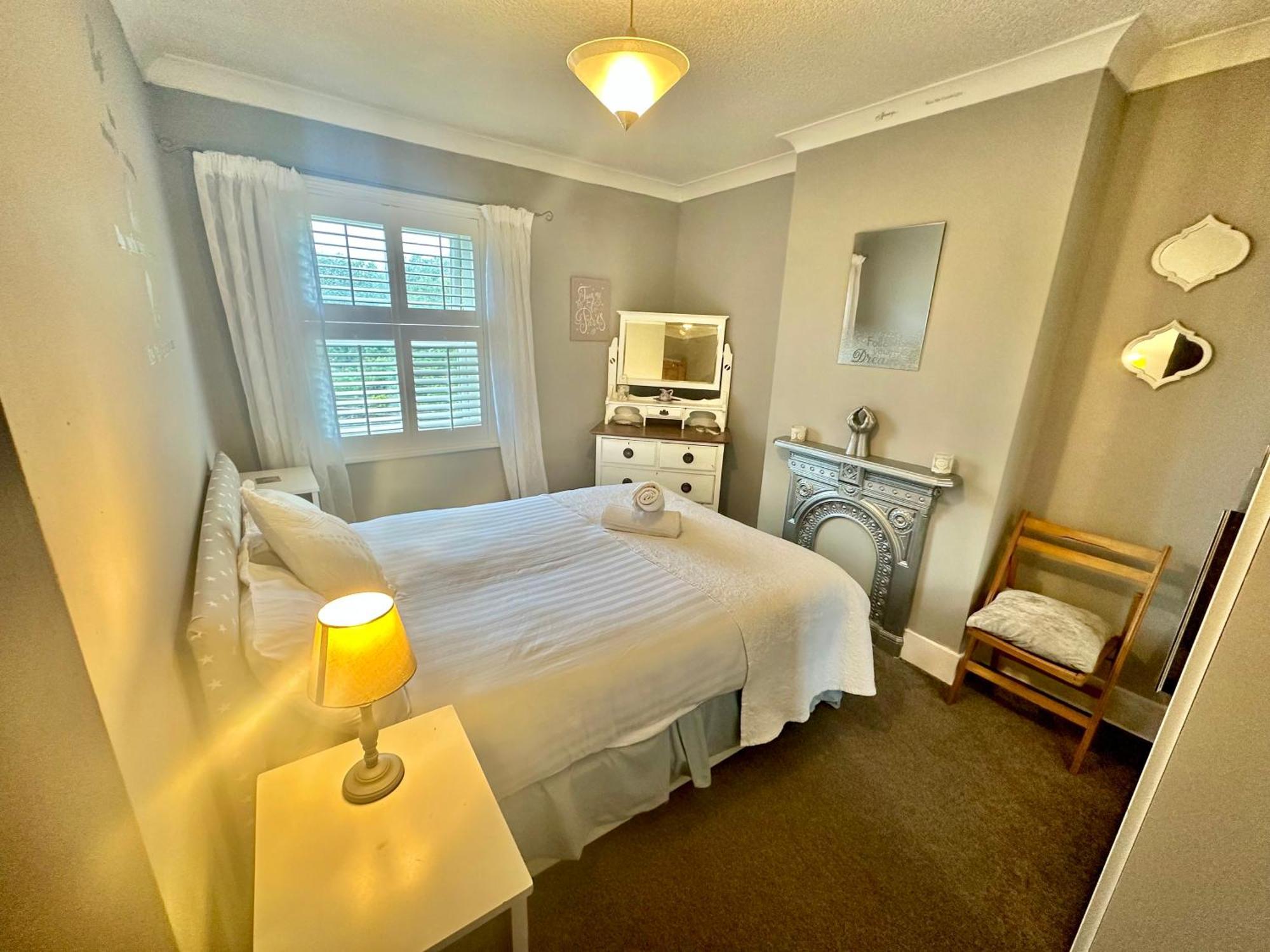 Garden Cottage - 3 Bedroom Close To Town And Beach 본머스 외부 사진
