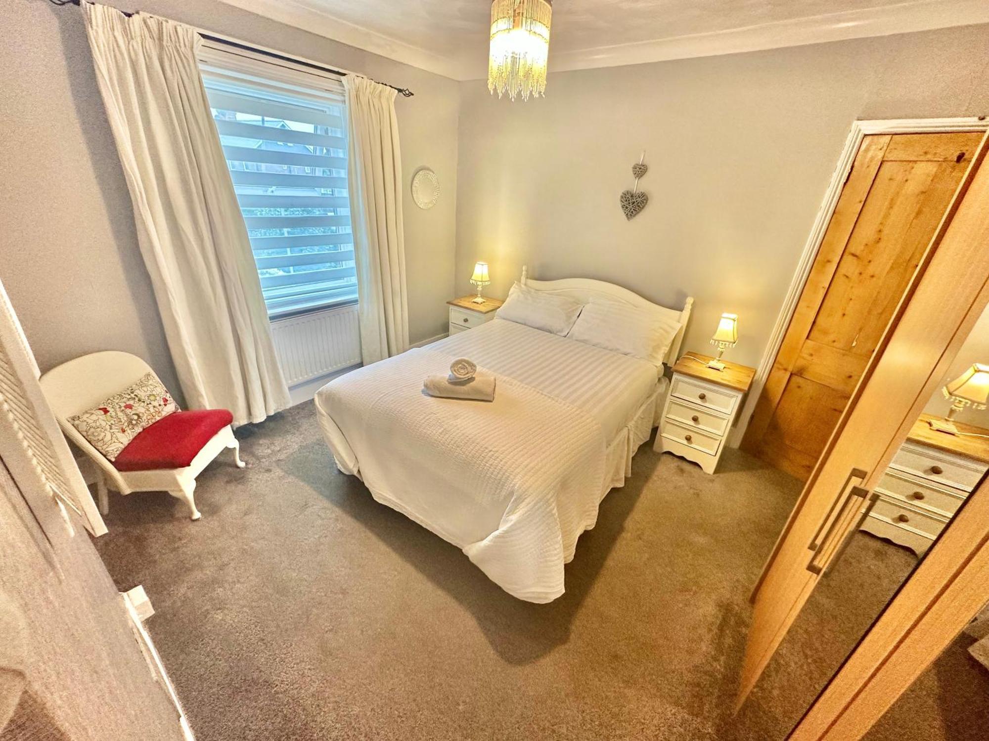 Garden Cottage - 3 Bedroom Close To Town And Beach 본머스 외부 사진